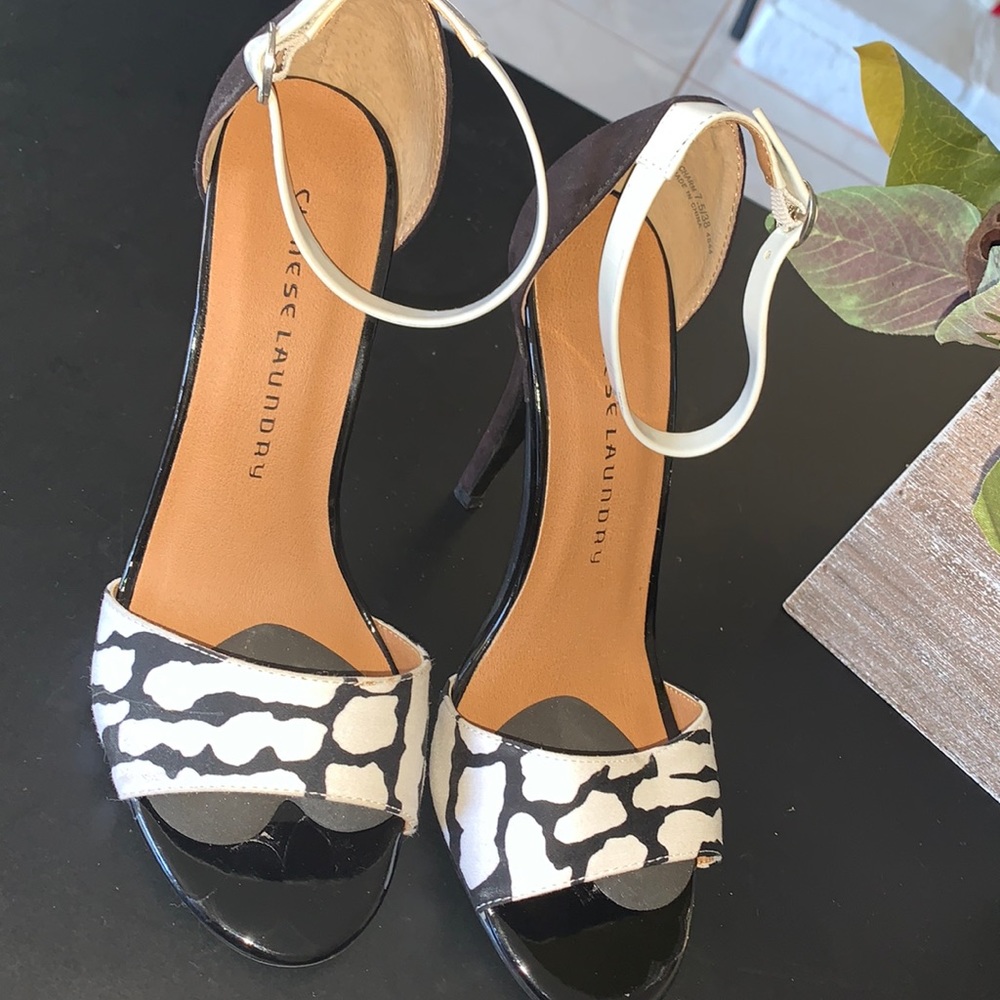 Super sexy black and white 🖤🤍 heel!